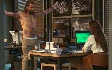 'Sol Nascente': Ralf faz striptease para Hir&ocirc; e &eacute; pego no flagra