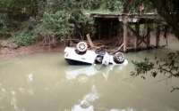 Carro desliza sobre ponte e cai em rio no Paraná