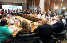 Em reuni&atilde;o com professores, governo do Paran&aacute; promete garantir benef&iacute;cios e pede volta imediata &agrave;s aulas