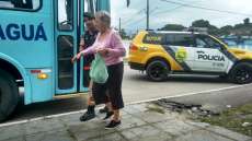 Policial para &ocirc;nibus que n&atilde;o parou para idosa em Paranagu&aacute;