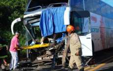 &Ocirc;nibus da Eucatur colide em traseira de carreta e 11 pessoas ficam feridas