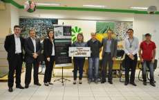 Quedas - Associada recebe pr&ecirc;mio do Seguro Mais em Vida do Sicredi