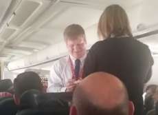 Piloto pede namorada aeromo&ccedil;a em casamento em pleno voo. Veja o video