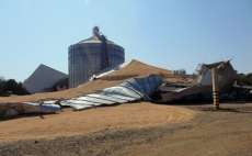 Silo de gr&atilde;o desaba sobre caminh&atilde;o no norte do Paran&aacute;