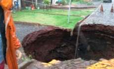 Cratera gigantesca se forma em rua no centro da cidade de Corb&eacute;lia