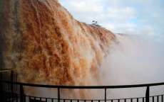 Vaz&atilde;o dez vezes acima do normal interdita passarela das Cataratas em Foz do Igua&ccedil;u