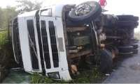 Nova Laranjeiras - Carreta carregada com frangos tomba na 277 e mais uma vez carga é saqueada por indígenas