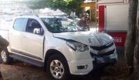Pai bate caminhonete contra árvore e deixa filho sozinho dentro do carro, em GO