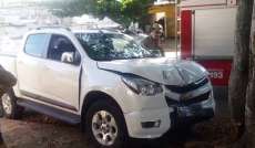 Pai bate caminhonete contra &aacute;rvore e deixa filho sozinho dentro do carro, em GO