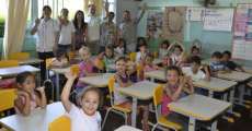 Pinh&atilde;o - Prefeitura entrega novas carteiras para escolas municipais
