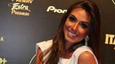 Susto! Nicole Bahls se envolve em acidente de carro