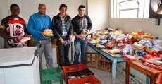 Tr&ecirc;s Barras - Alimentos arrecadados no evento de Muay Thai foram doados para o CRAS