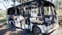 Pinh&atilde;o - Micro-&ocirc;nibus da Prefeitura &eacute; destru&iacute;do por inc&ecirc;ndio