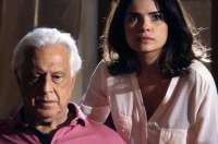 Em Amor &agrave; Vida, desconfiado, C&eacute;sar pede que Aline prove comida