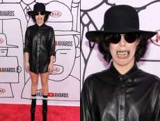 Lady Gaga posa com grillz inusitado em premia&ccedil;&atilde;o