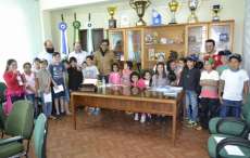 Pinh&atilde;o - Alunos visitam gabinete do Prefeito