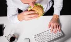 6 raz&otilde;es para nunca almo&ccedil;ar na mesa de trabalho