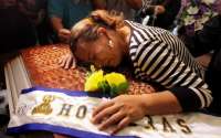 Mãe de Miss Honduras Mundo se emociona no velório das filhas