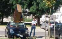 Polícia é chamada após ‘piano cair em carro’