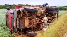 Pinh&atilde;o - Caminh&atilde;o tomba na PR-459