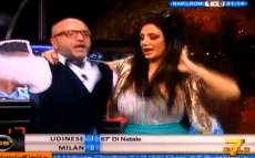 Jornalista italiana comemora gol na TV, se descuida e mostra seio. Veja o v&iacute;deo