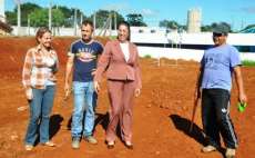 Laranjeiras - Prefeita Sirlene visita obras da academia de saúde no Cristo Rei