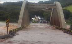Ponte do rio Cavernoso na BR 277 em baixo d'&aacute;gua. Trafego parado
