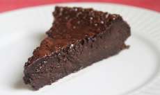 F&aacute;cil de fazer, torta de chocolate amargo leva apenas cinco ingredientes