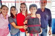 Cand&oacute;i - Alunos do Peti recebem kits de uniformes