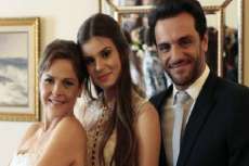 Em Verdades Secretas, Carolina descobre affair e atira em Alex, que morre nos bra&ccedil;os de Angel
