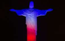 Monumentos de v&aacute;rios pa&iacute;ses se iluminam com cores da Fran&ccedil;a