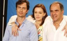 Helena trai Virg&iacute;lio transando com Laerte na novela Em Fam&iacute;lia