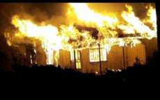 Cand&oacute;i - Inc&ecirc;ndio destr&oacute;i casa no Distrito da Paz