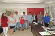 Catanduvas - Empres&aacute;rio Carlito recebe da prefeita Noemi, as chaves de barrac&atilde;o industrial