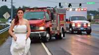 Foto de médica que deixou o casamento para prestar socorro bomba na web