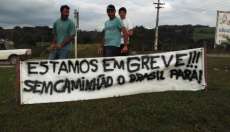Sob risco de multa, caminhoneiros bloqueiam rodovias; no Paran&aacute; h&aacute; 56 pontos