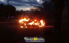Ibema - Ve&iacute;culo &eacute; tomado pelas chamas na rua Maranh&atilde;o