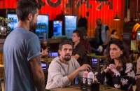 'Sol Nascente': Mario surpreende Alice e C&eacute;sar em jantar no Rota 94