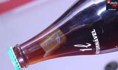 Em Curitiba, fam&iacute;lia acha objeto estranho em garrafa de Coca-cola
