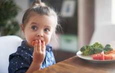 Como fazer a crian&ccedil;a comer no hor&aacute;rio certo