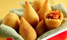 Aprenda a fazer uma deliciosa coxinha de frango sem gl&uacute;ten