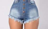 Ao sair de shorts curto na rua, moça é agredida por vizinha