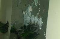 Assaltante se assusta com próprio reflexo no espelho e dá tiro em comparsa