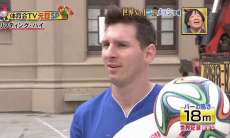 Incr&iacute;vel: Messi chuta a 18 m de altura e controla a bola na queda em desafio de TV japonesa