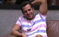 No BBB, depois de ganhar o anjo, Matheus tem dúvida em quem levar para almoço. Munik ou Cacau