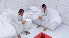 Leonardo e Ralf no quarto branco no "BBB 9"