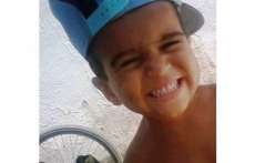 Menino de 5 anos &eacute; morto a pontap&eacute;s pelo pr&oacute;prio pai