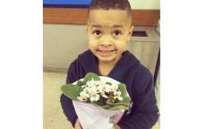 M&atilde;e faz filho se desculpar e levar flores para coleguinha ap&oacute;s empurr&atilde;o