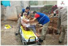 No Paran&aacute;, tampa de fossa quebra e idosa cai em buraco