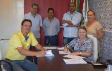Catanduvas - Prefeita Noemi assina contrato de barrac&atilde;o e entrega retroescavadeira